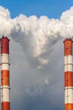  Borulardan yükselen duman bulutları 