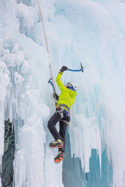 Kış buz tırmanışı duvarında antrenman yapan sporcular.