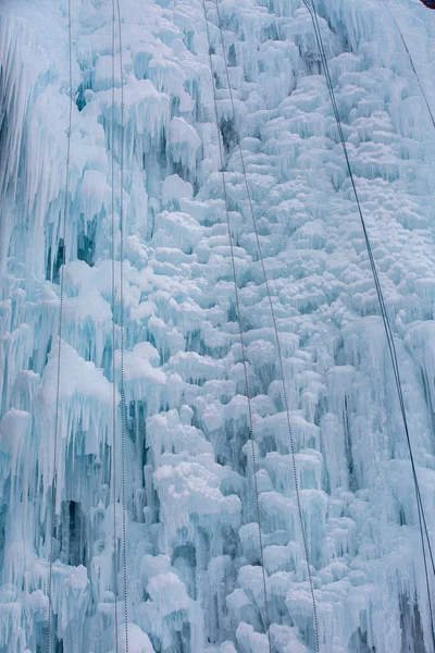 Trilha para escalada de inverno. Parede de gelo com cordas de segurança . — Fotografia de Stock