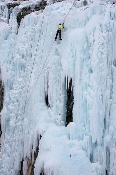 The athlete is engaged in winter mountaineering. Ice Wall Climbi — 스톡 사진