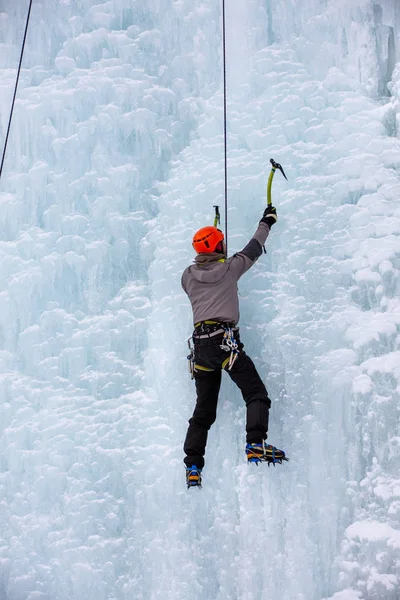 El atleta se dedica al montañismo de invierno. Muro de hielo Climbi Imágenes De Stock Sin Royalties Gratis
