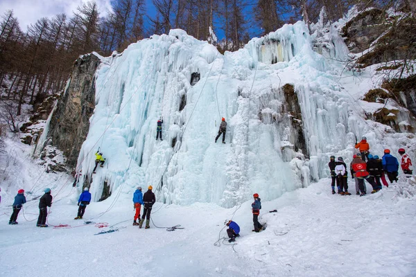 Atletas de entrenamiento en la pared de escalada de hielo de invierno . Fotos De Stock