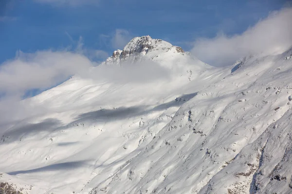 Bulutların üstünde dağlar. 