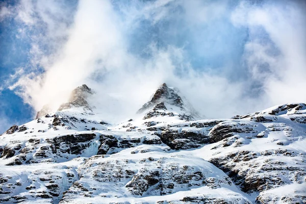 Parlak kış Alp manzarası ve dağ zirvesi 