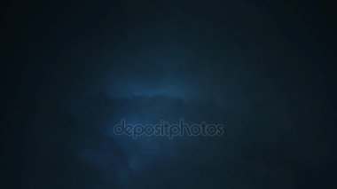 Fırtına gece gökyüzünde.