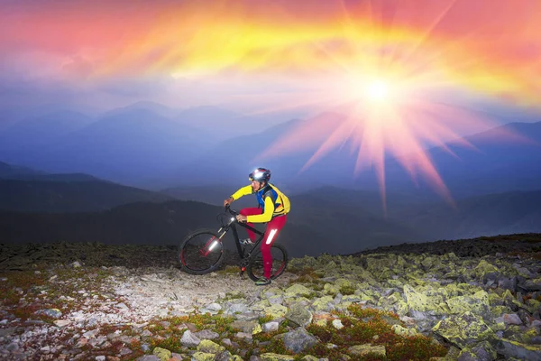 Велосипедист в осінніх горах — стокове фото