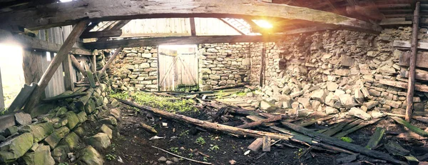 Arruinado viejo granero en los Cárpatos —  Fotos de Stock