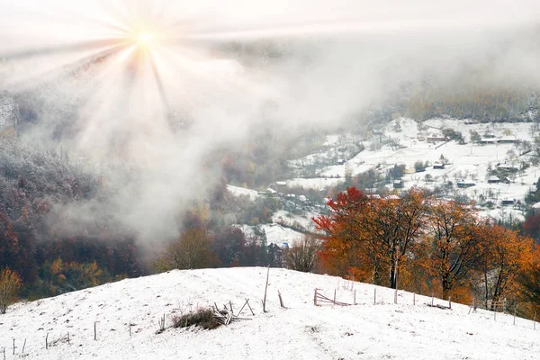 Primeira queda de neve na aldeia dos Cárpatos — Fotografia de Stock