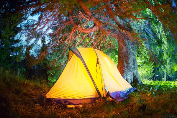 Ночная палатка на горном хребте — стоковое фото