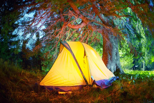 Tenda durante a noite em um cume de montanha — Fotografia de Stock