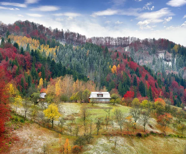 První sněžení v Karpatské vesnici — Stock fotografie