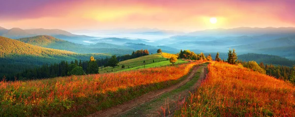 Morgendämmerung über dem Dorf Worochta — Stockfoto