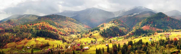 Outono e inverno nas montanhas — Fotografia de Stock