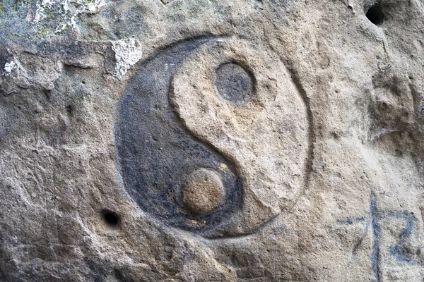 Yin und Yang auf Felsen in bubnyshche — Stockfoto