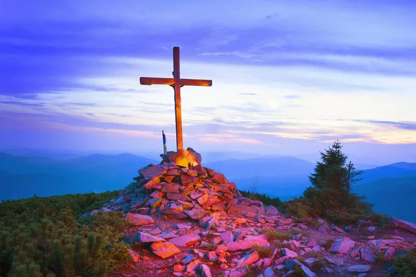 Kreuz auf Mount Strymba — Stockfoto