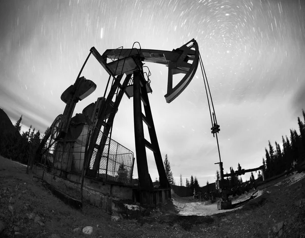 Bomba de aceite en una montaña en los Cárpatos — Foto de Stock