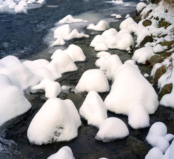 Fiume dei Carpazi in inverno — Foto Stock