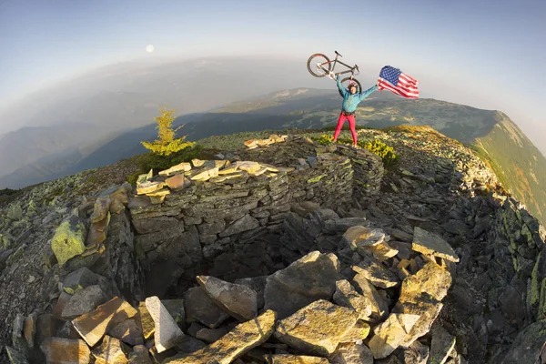 Bisikletçi dağlarda ABD bayrağı ile — Stok fotoğraf
