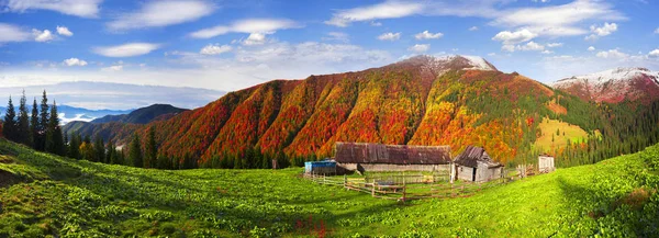 Outono e inverno juntos nas montanhas — Fotografia de Stock