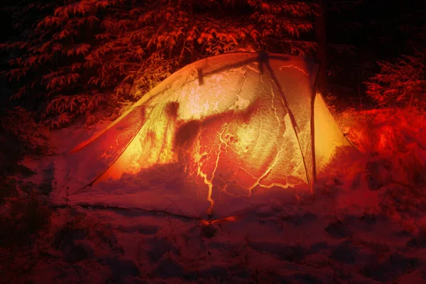 Покрытые снегом палатки — стоковое фото