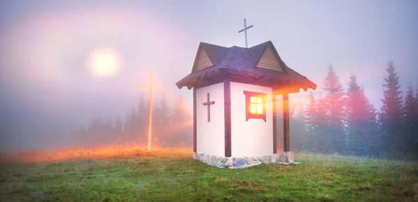 Mondaufgang über der kleinen Kirche in den Karpaten — Stockfoto