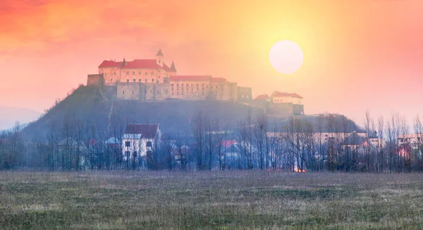 Рассвет над замком Паланок — стоковое фото