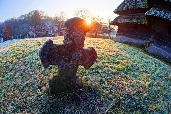 Хрест біля дерев'яної церкви — стокове фото