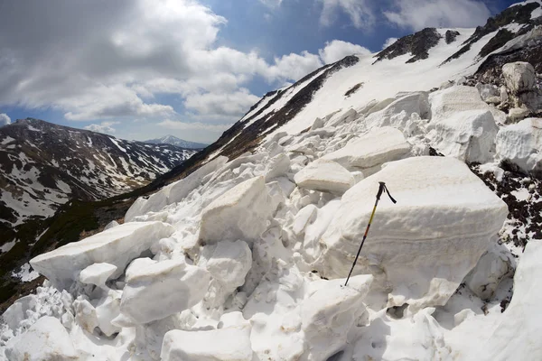 Avalancha en las montañas Cárpatos — Foto de Stock