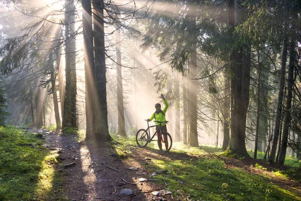 Cavaleiro de nevoeiro em uma bicicleta de montanha — Fotografia de Stock