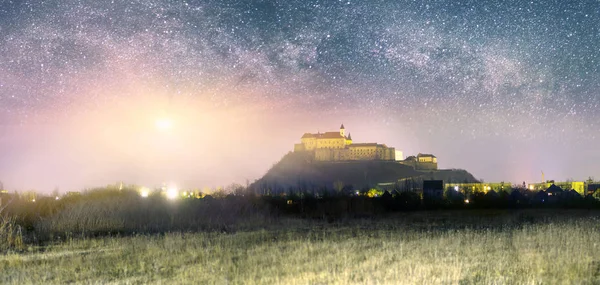 Castillo en Mukachevo bajo las estrellas — Foto de Stock