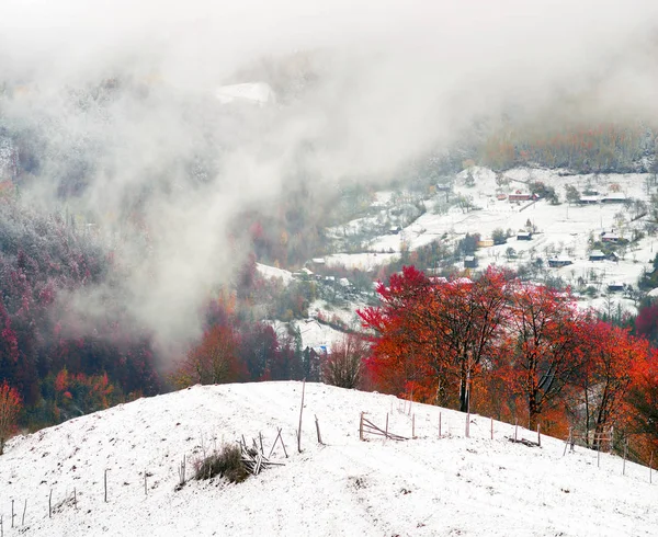 Erster Schneefall im Karpatendorf — Stockfoto