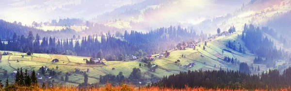 Αυγή πάνω από το χωριό Verkhovyna — Φωτογραφία Αρχείου