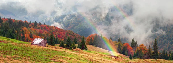 Outono e inverno juntos nas montanhas — Fotografia de Stock