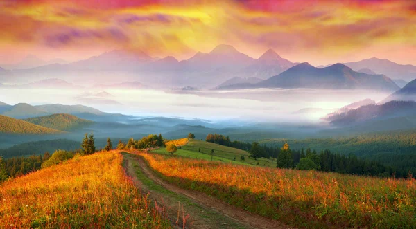 Dawn above the village of Vorokhta — Stock Photo, Image