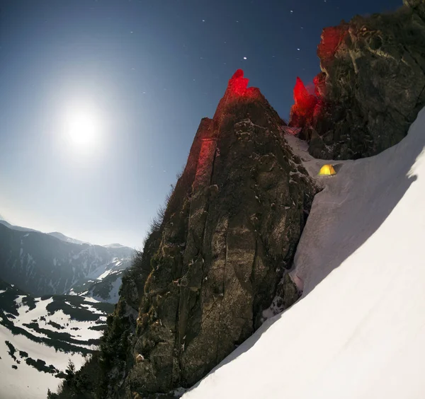 Tenda sotto le rocce rosse — Foto Stock