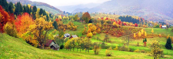 Villaggio di montagna in autunno — Foto Stock