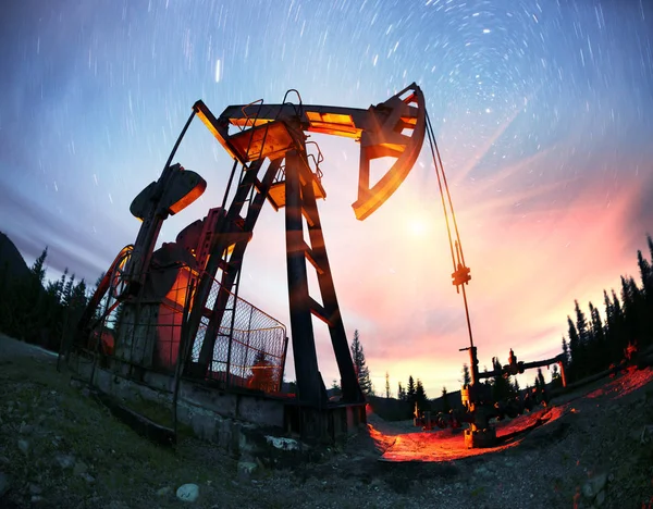 Oliepomp op een berg in de Karpaten — Stockfoto