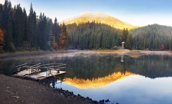 Synevir lago otoño colores — Foto de Stock