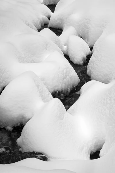 Карпатський річка в зимовий період — стокове фото