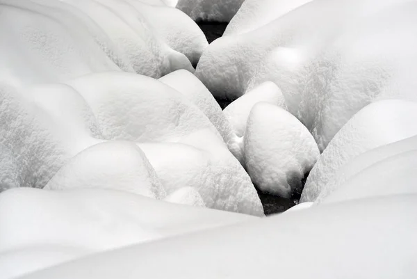 Карпатская река зимой — стоковое фото