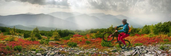 Ciclista nas montanhas do outono — Fotografia de Stock