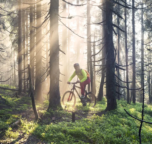 Cavaleiro de nevoeiro em uma bicicleta de montanha — Fotografia de Stock