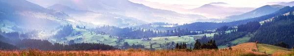 Morgendämmerung über dem Dorf verkhovyna — Stockfoto