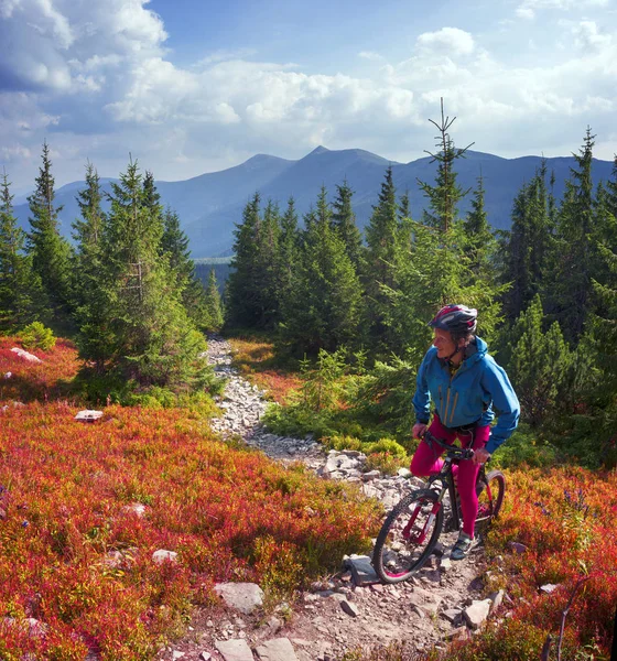 Ποδηλάτη σε το φθινόπωρο στα βουνά — Φωτογραφία Αρχείου