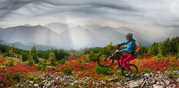 Fietser in de herfst bergen — Stockfoto