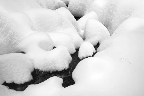 Karpaten rivier in de winter — Stockfoto