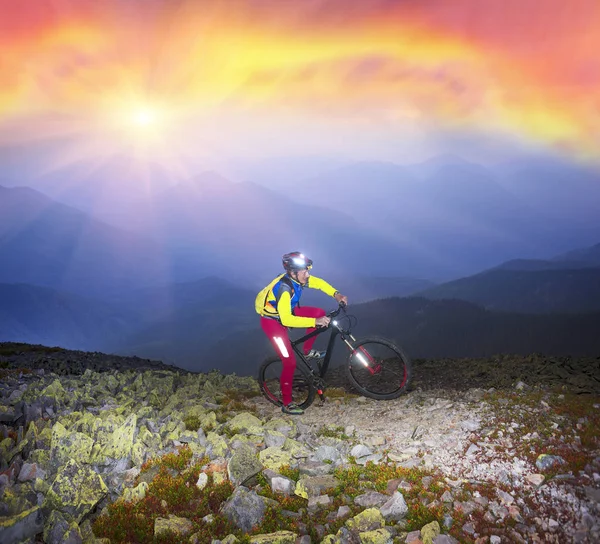 Ciclista en las montañas de otoño — Foto de Stock