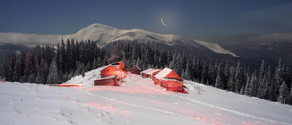 Salida de la luna sobre la montaña Goverla — Foto de Stock