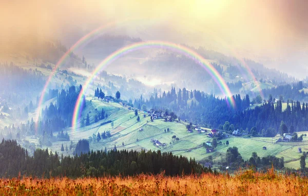 Amanhecer sobre a aldeia Verkhovyna — Fotografia de Stock