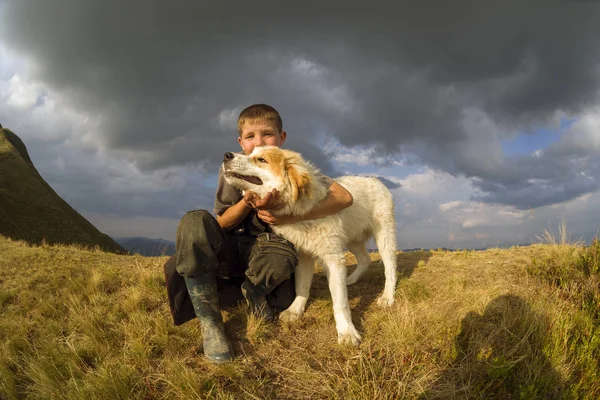 Çoban ve sadık tüylü köpek — Stok fotoğraf